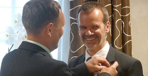 Pastpräsident Bernd Härlen steckt Bernd Weser die Nadel ans Revers (Foto: Tamara Junginger)
